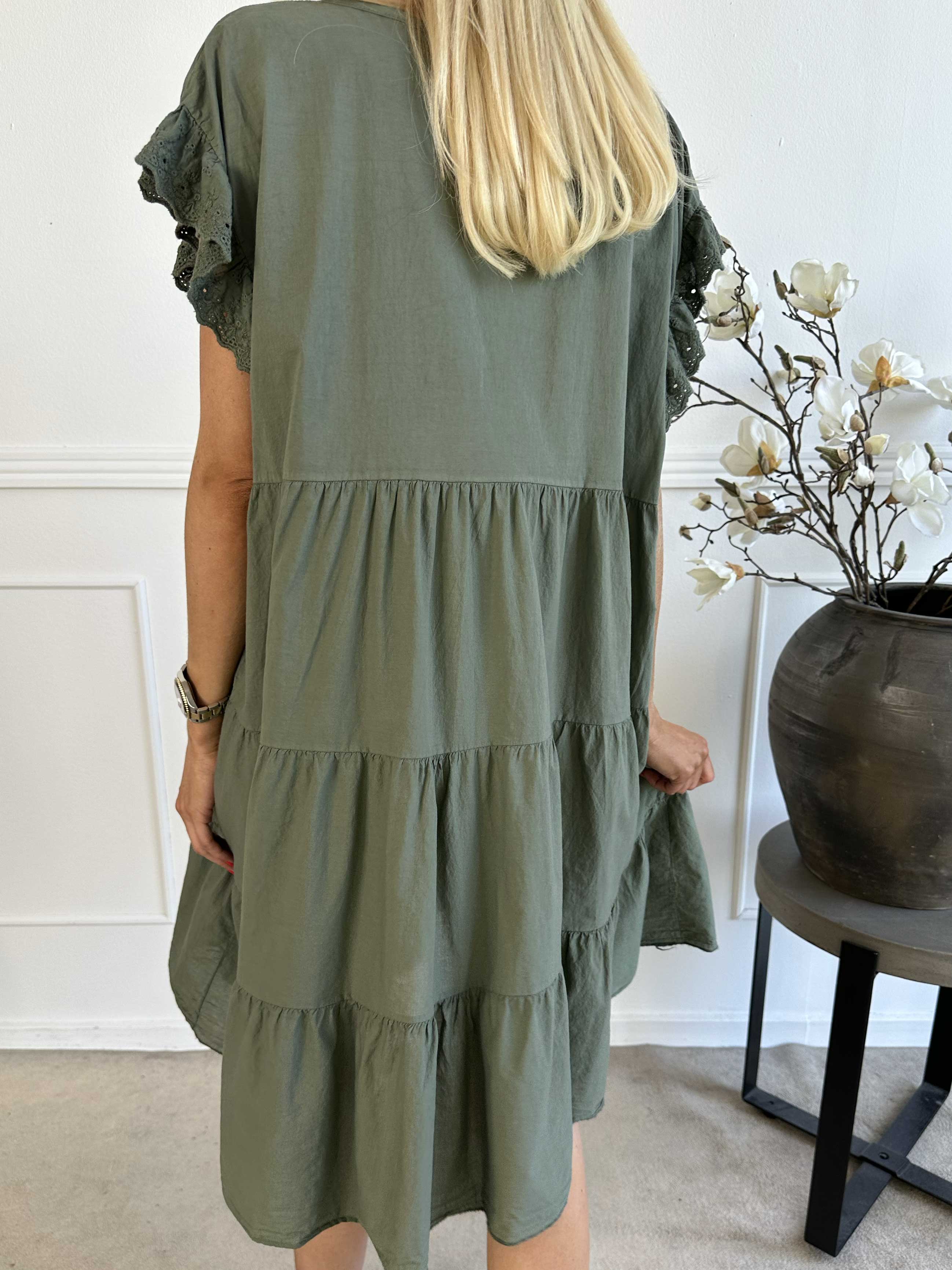 Canada - Söt bomullsklänning med volangärmar och lager-på-lager-look